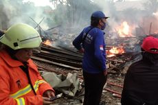 Sulit Dapat Air untuk Padamkan Kebakaran Lapak Kayu, Damkar Depok Tiga Kali Bolak-balik ke Kali Sejauh 1 Km