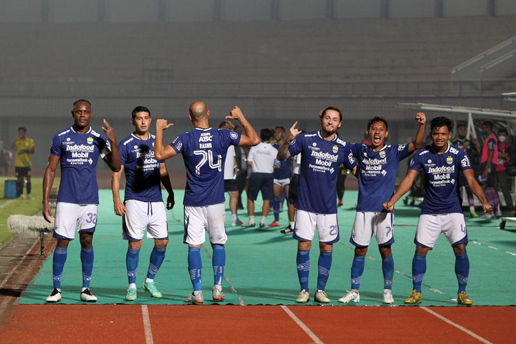 Para pemain Persib Bandung merayakan kemenangan atas Barito Putera dalam laga perdananya di Liga 1 2021. Dalam laga yang berlangsung di Stadion Indomilk Arena, Tangerang, Sabtu (4/9/2021) itu Persib menang 1-0 atas Barito Putera.  