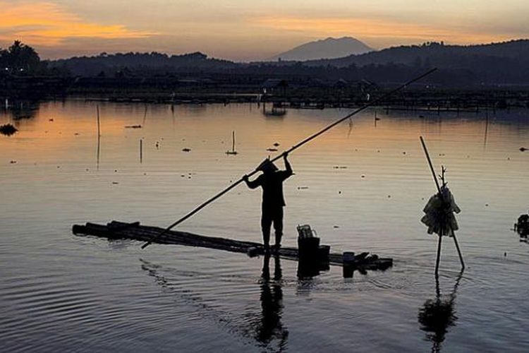 Nelayan mencari ikan di waduk Rawa Jombor di Desa Krakitan, Kecamatan Bayat, Kabupaten Klaten, Kamis (18/8/2016) pagi. 