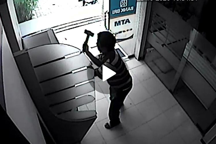 Pelaku perusakan ATM BRI di pasar Kecamatan Umbulsari Kabupaten Jember terekam kamera CCTV
