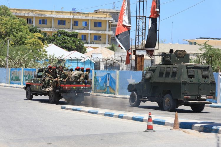 Sebuah pengangkut personel lapis baja (APC) melaju di jalan dekat sebuah hotel di Mogadishu Somalia pada 15 Maret 2024.