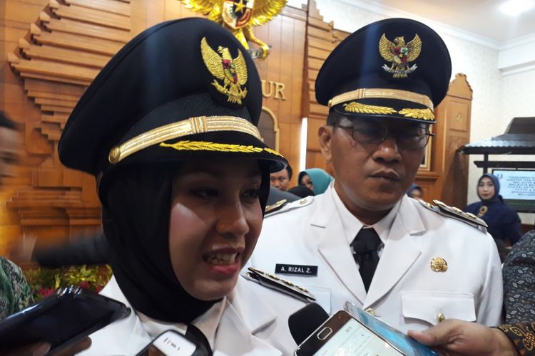 Wali Kota dan Wakil Wali Kota Mojokerto, Ika Puspitasari-Ahmad Rizal Zakariyah usai pelantikan di Gedung Negara Grahadi Surabaya, Senin (10/12/2018)