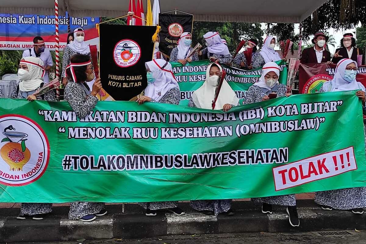 Puluhan orang dari beragam profesi di bidang pelayanan kesehatan mengikuti aksi unjuk rasa menolak RUU Omnibuslaw Kesehatan di Alun-Alun Kota Blitarr, Senin (28/11/2022)
