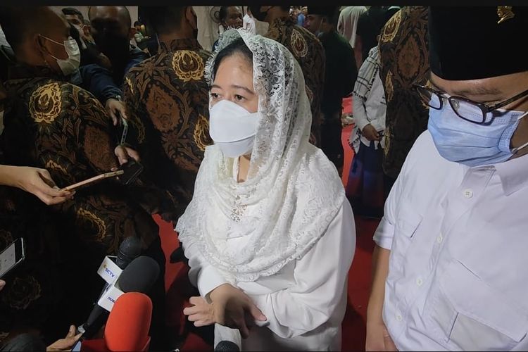 Ketua DPR Puan Maharani usai acara Sinau Bareng Cak Nun di Sekolah Partai Lenteng Agung, Jakarta, Minggu (10/4/2022) malam.