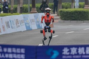 Robot China Kalahkan 12.000 Pelari Manusia di Half Marathon