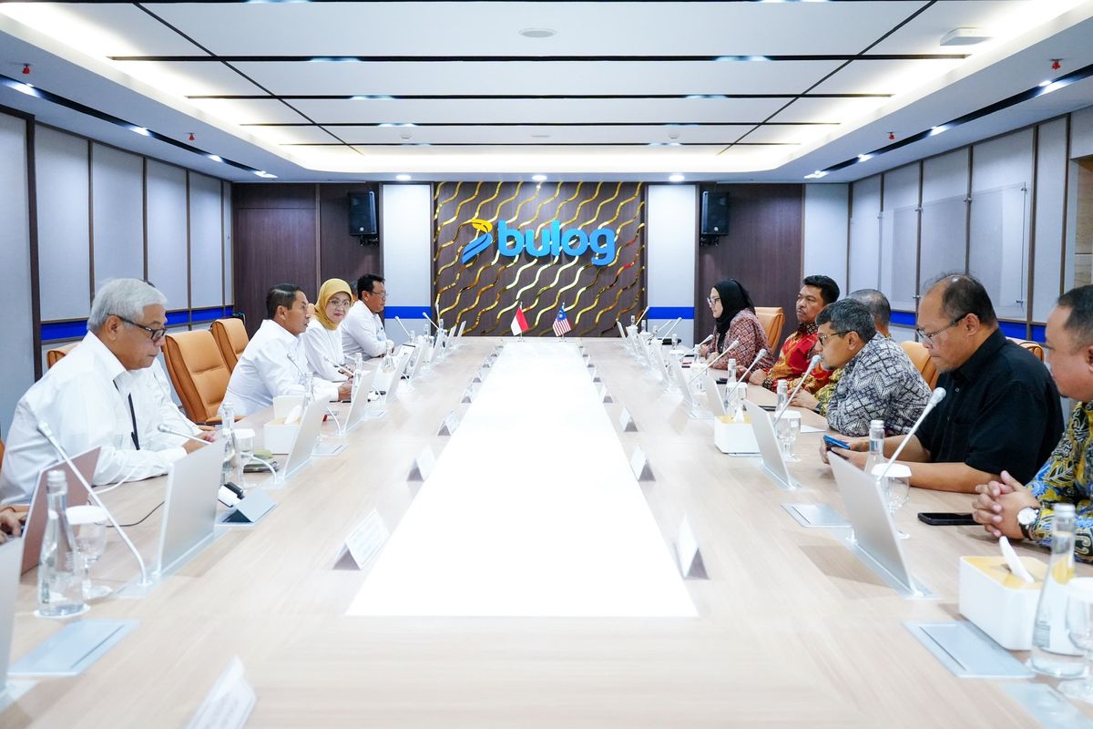 Badan Urusan Logistik (Bulog) menerima kunjungan kerja kehormatan dari Menteri Pertanian dan Keterjaminan Makanan Malaysia, Datuk Seri Haji Mohamad Bin Sabu beserta delegasi di Kantor Pusat Perum Bulog, Jakarta, Rabu (23/4/2025). 
