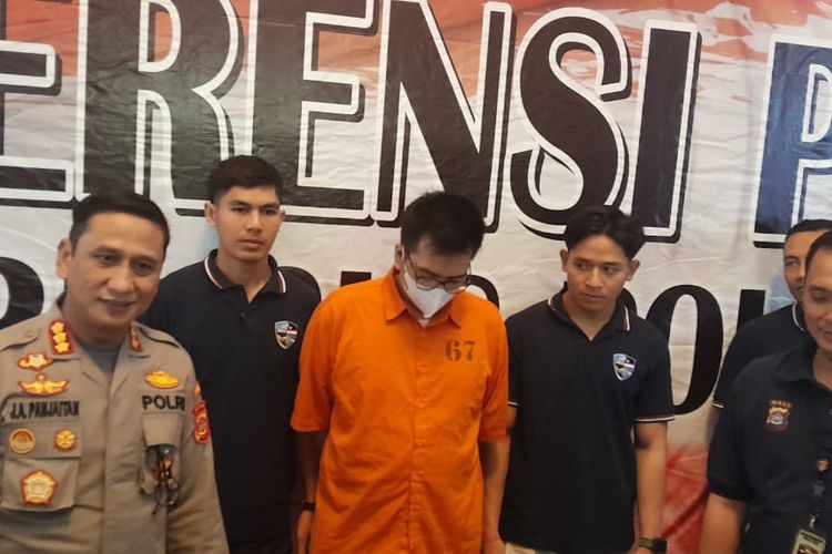 MA (41), pelaku pembobolan kartu kredit saat dihadirkan dalam rilis di Gedung Dirkrimsus Polda Bali pada Jumat (28/7/2023). Kompas.com/ Yohanes Valdi Seriang Ginta