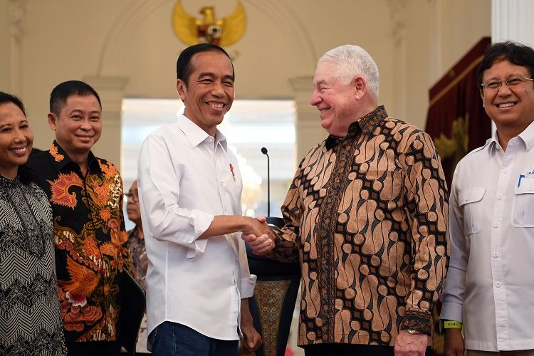 Presiden Joko Widodo (tengah) berjabat tangan dengan CEO Freeport McMoRan Richard Adkerson (kedua kanan) disaksikan Menteri BUMN Rini Soemarno (kiri), Menteri ESDM Ignasius Jonan (kedua kiri) dan Direktur Utama PT Indonesia Asahan Alumunium (Inalum) Budi Gunadi Sadikin seusai memberikan keterangan terkait pelunasan divestasi PT Freeport Indonesia di Istana Merdeka, Jakarta, Jumat (21/12/2018).  Presiden mengumumkan pelunasan divestasi PT Freeport Indonesia dengan membayarkan 3,85 miliar dolar AS atau sekitar Rp56 triliun melalui PT Inalum sehingga telah resmi menjadi milik Indonesia. ANTARA FOTO/Wahyu Putro A/hp.