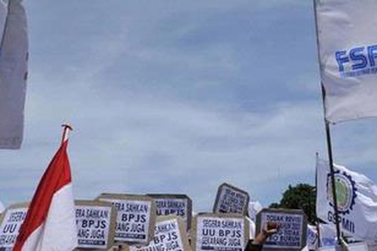 Ilustrasi - Buruh yang tergabung dalam Komite Aksi Jaminan Sosial berunjuk rasa di depan kantor DPRD Provinsi Jawa Timur di Surabaya, menunutut terbentuknya Undang-undang Badan Penyelenggara Jaminan Sosial (BPJS), Rabu (10/11/2010).