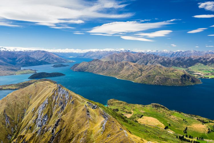 Ilustrasi Selandia Baru - Pemandangan Danau Wanaka di Selandia Baru