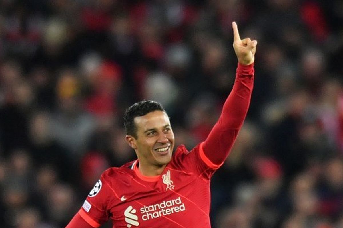 Gelandang Liverpool, Thiago Alcantara, berselebrasi usai mencetak gol ke gawang Porto di Anfield pada laga kelima Grup B Liga Champions.