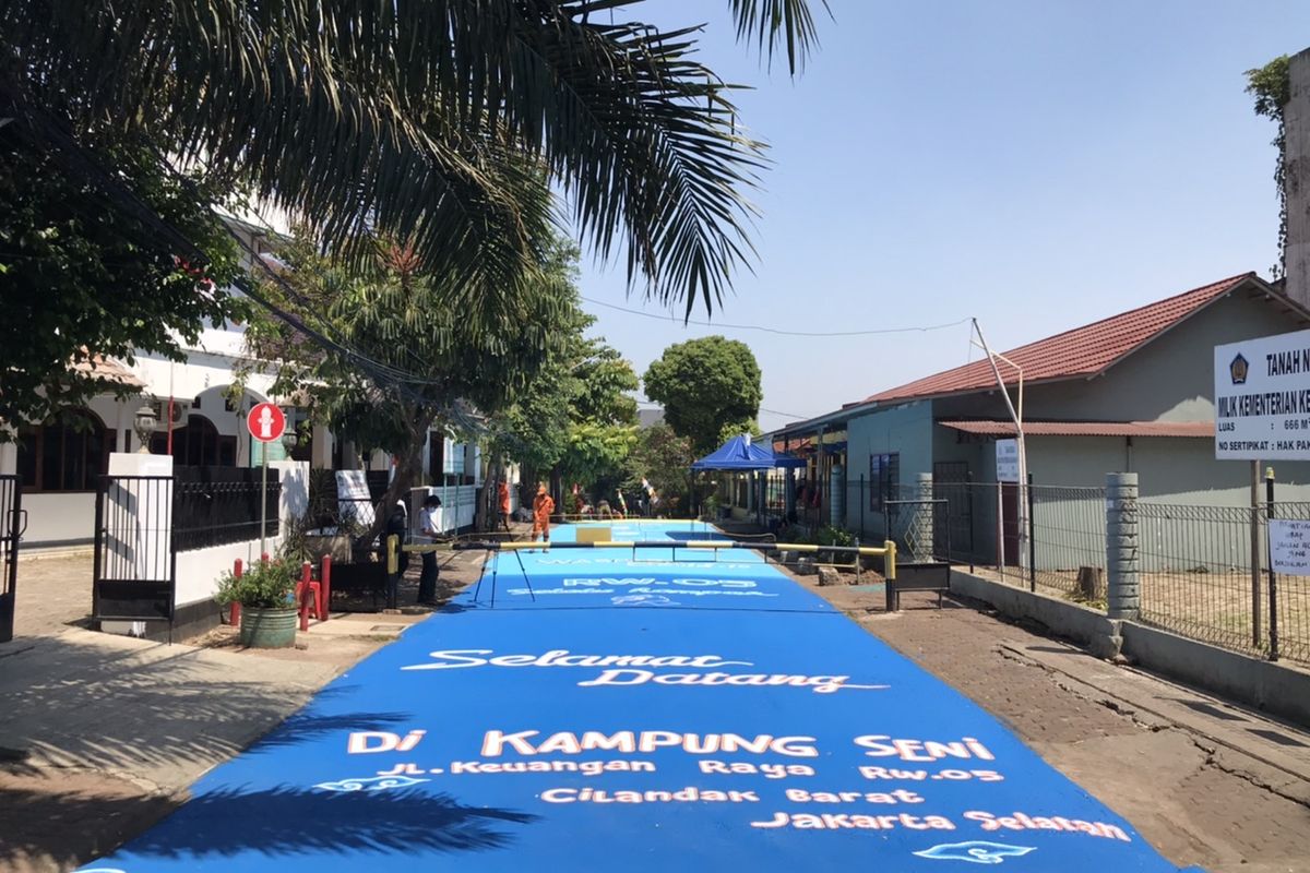 Jalan Keuangan Raya, Cilandak Barat, Cilandak, Jakarta dilukis dengan gambar mural. 