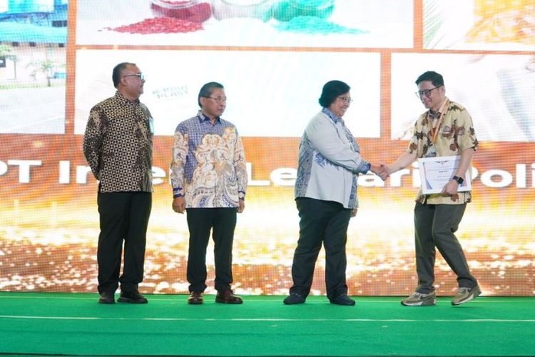 Direktur PT Intera Lestari Polimer Kardi Sugianto mendapatkan penghargaan ADI NITI kategori Ekolabel dalam PeSTA 2024. 