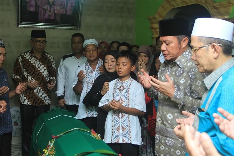 Gubernur Sumatera Selatan Herman Deru saat mengunjungi kediaman WJ (14) siswa yang tewas usai mengikuti kegiatan orientasi di SMA Semi Militer Plus Taruna Indonesia,Sabtu (20/7/2019).
