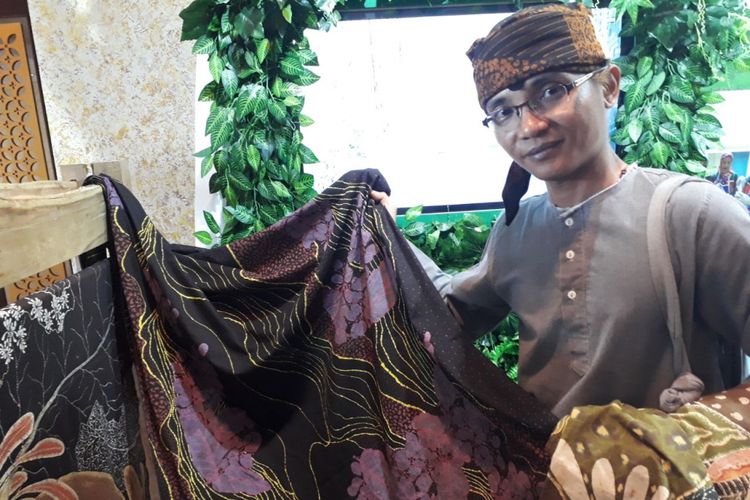 Batik motif Sarono Raharjo bercorak daun dan buah Matoa