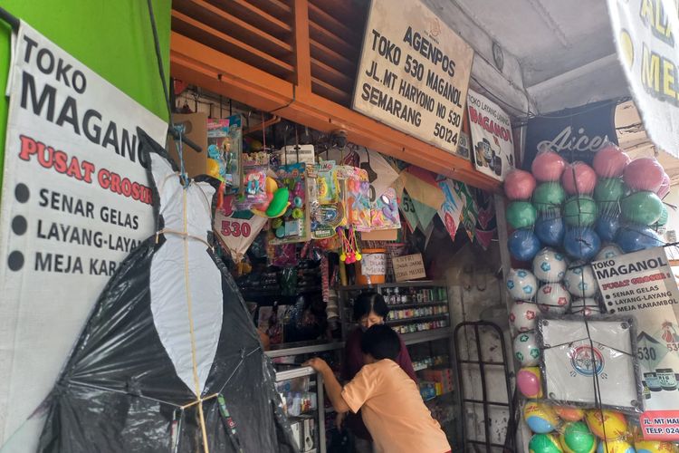Pembeli sedang berkunjung di Toko Maganol, tepatnya di Jalan MT Haryono, Nomor 530, Jagalan, Kota Semarang, Kamis (2/2/2023).