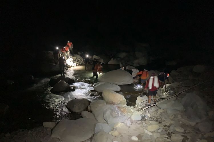 Tim SAR yang sedang menyelamatkan 10 pendaki tersesat di Santa Paula Canyon