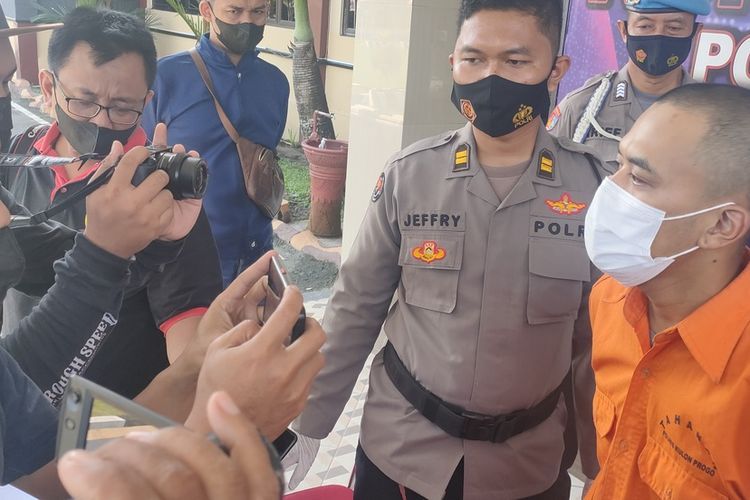 MA (baju orange) warga Kampung Cipetir, Kelurahan Sukamaju, Kecamatan Kadudampit, Kabupaten Sukabumi, Jawa Barat. Pemuda usia 23 tahun dan seorang temannya yang masih buron, mencuri di beberapa kantor pos di Daerah Istimewa Yogyakarta.