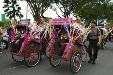 Kapolres Magelang Kayuh Becak Antar Anggotanya yang Pensiun Keliling Alun-alun