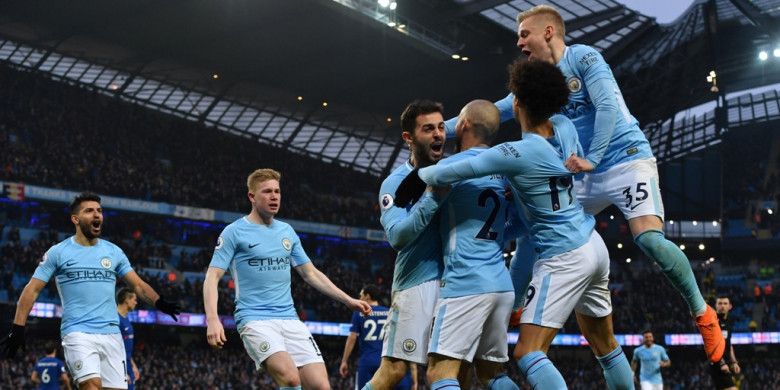 Gelandang Manchester City, Bernardo Silva (tengah), merayakan golnya bersama rekan setim dalam laga Liga Inggris kontra Chelsea di Stadion Etihad, Manchester, pada 4 Maret 2018.