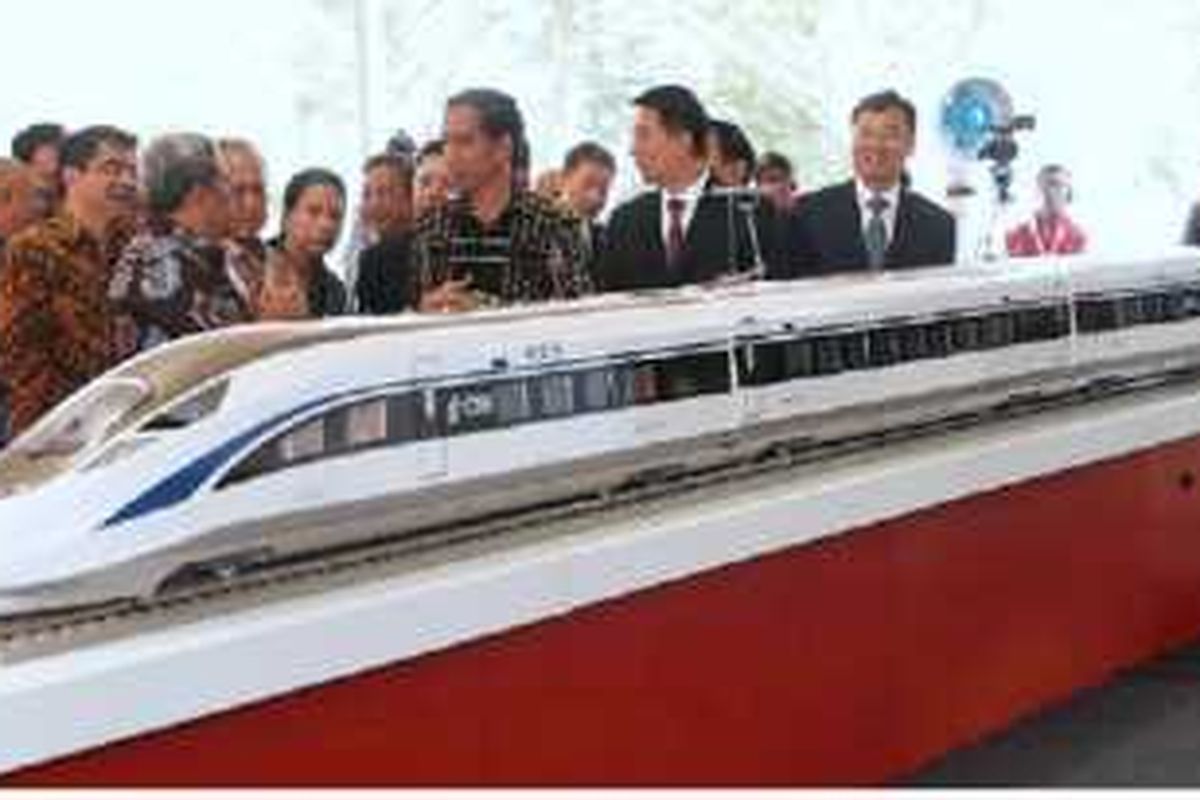 Presiden Joko Widodo bersama rombongan melihat maket kereta cepat saat peletakan batu pertama megaproyek transportasi massal itu, Kamis (21/1/2016), di perkebunan teh Mandalawangi Bagian Maswati di Cikalong Wetan, Kabupaten Bandung Barat, Jawa Barat. Dalam kesempatan itu, sekaligus dicanangkan pengembangan sentra ekonomi koridor Jakarta-Bandung. 