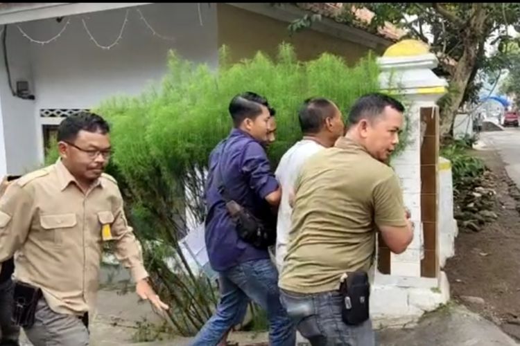 Petugas Reskrim Polres Kuningan Jawa Barat mengamankan AR, warga yang diduga melakukan pelecehan seksual berkedok pengobatan, Rabu (1/2/2023)
