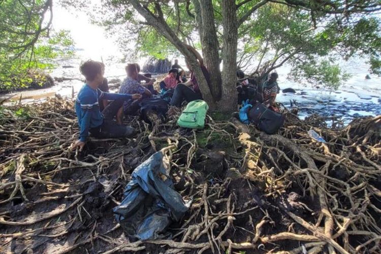 Petugas TNI AL saat menemukan calon pekerja ilegal WNI dan WNA yang akan dikirim ke Malaysia, di hutan bakau tepi pantai di Kota Dumai, Riau, Sabtu (13/5/2023).