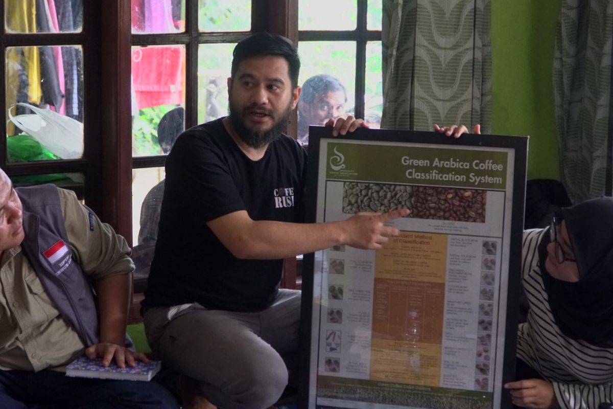 Tim Pengabdian Masyarakat Universitas Indonesia (UI) yang terdiri dari dosen, mahasiswa dan para praktisi bidang kopi memberikan pelatihan kepada kelompok petani muda kopi Buntis di Desa Cimenyan, Bandung untuk menghasilkan produk kopi yang berkualitas.