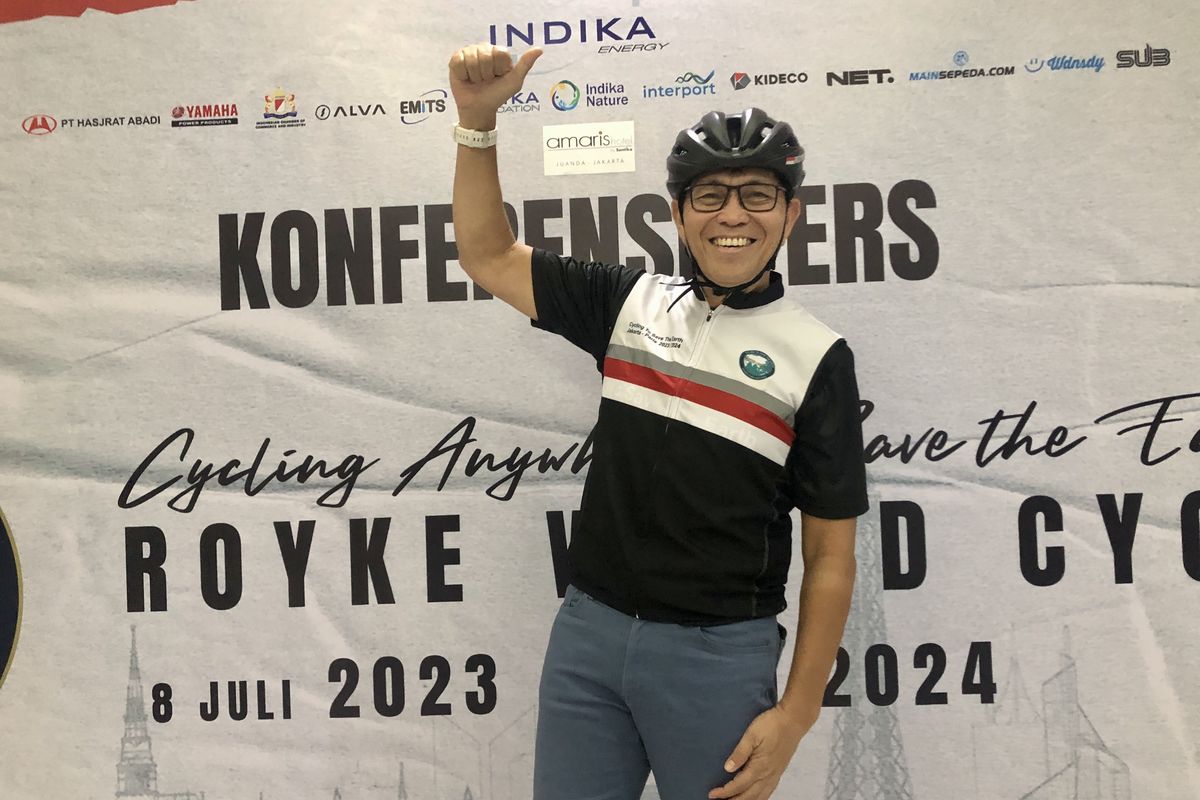 Royke Lumowa bercerita tekadnya untuk melestarikan lingkungan dengan bersepeda dari Jakarta menuju Paris, di Hotel Amaris, Juanda, Jakarta, Rabu (6/6/2023).