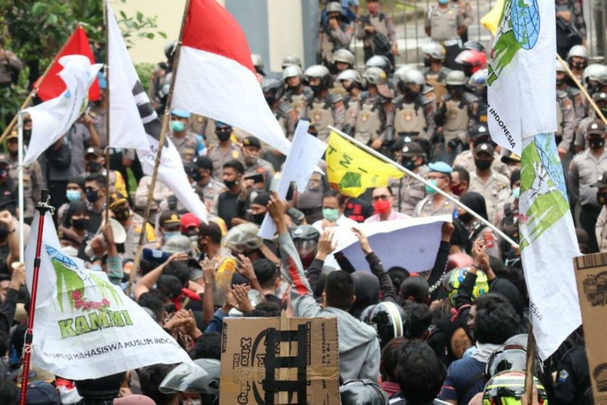 Demo mahasiswa dan buru di depan kantor DPRD Sulut, Kamis (8/10/2020)