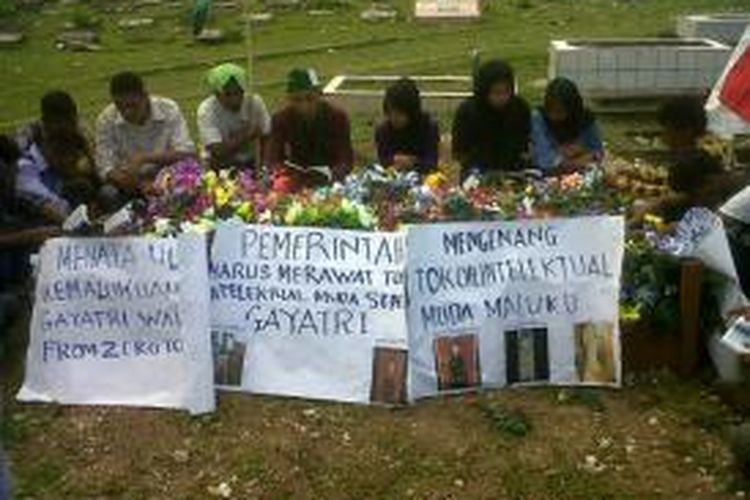 Peringati hari sumpah pemuda, puluhan Aktivis HMI sejajaran Universitas Darusalam Ambon berziarah ke makam mendiang Gayatri ditaman Bahagia di kawasan Tantui Ambon, Selasa (28/10/2014). 