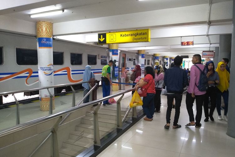 Suasana di stasiun kereta api Medan, Jumat (31/5/2019). Hari ini, jumlah penumpang kereta api sudah mengalami peningkatan. Tercatat, hingga Kamis (30/5/2019) jumlah penumpang mencapai 11.218 orang. 