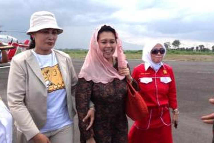 Yenny Wahid, saat tiba di lapangan terbang Notohadinegoro, Jember, Jawa Timur, Kamis (3/4/2014)