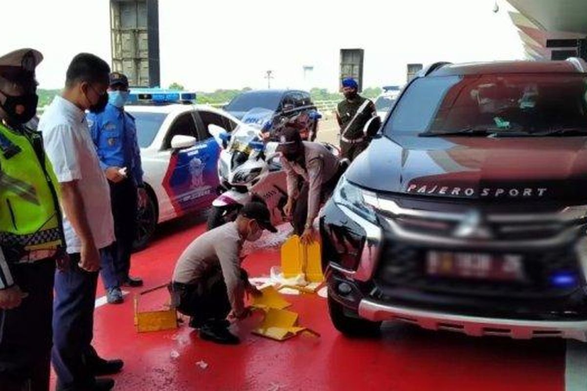 Kendaraan yang parkir liar di area Dropzone Terminal 3 Bandara Soekarno-Hatta ditindak. Penindakan ini dalam rangka memperlancar arus lalu lintas menyambut arus mudik, Senin (25/4/2022). (Istimewa)