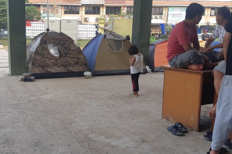 Tenda Pencari suaka masih berdiri dihalaman Gedung Eks Kodim di Kalideres, Jakarta Barat, Senin (9/9/2019) sore