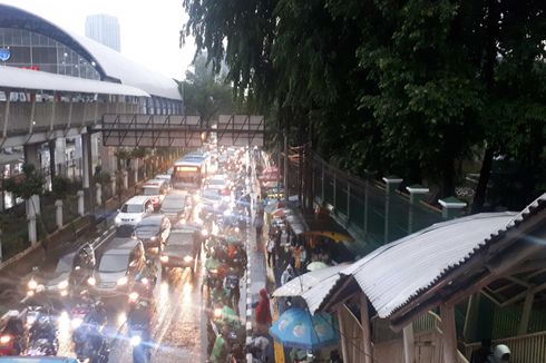 Melihat Jalan di Sekitar Stasiun Palmerah yang Semrawut