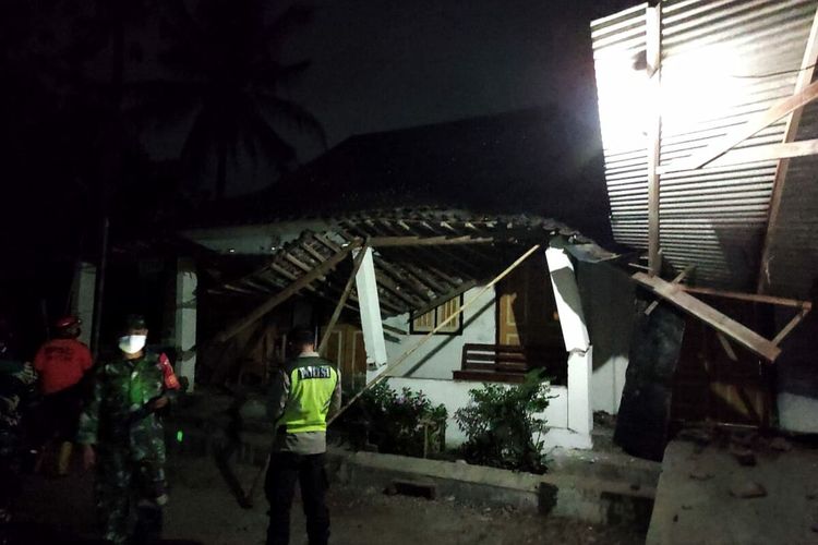 Teras rumah nenek Musrifah di Desa Tegalrejo, Kecamatan Selopuro, Kabupaten Blitar roboh akibat gempa berkekuatan 5,9 SR yang berpusat di selatan Kabupaten Blitar, Jumat (21/5/2021) sekitar pukul 19.09 WIB