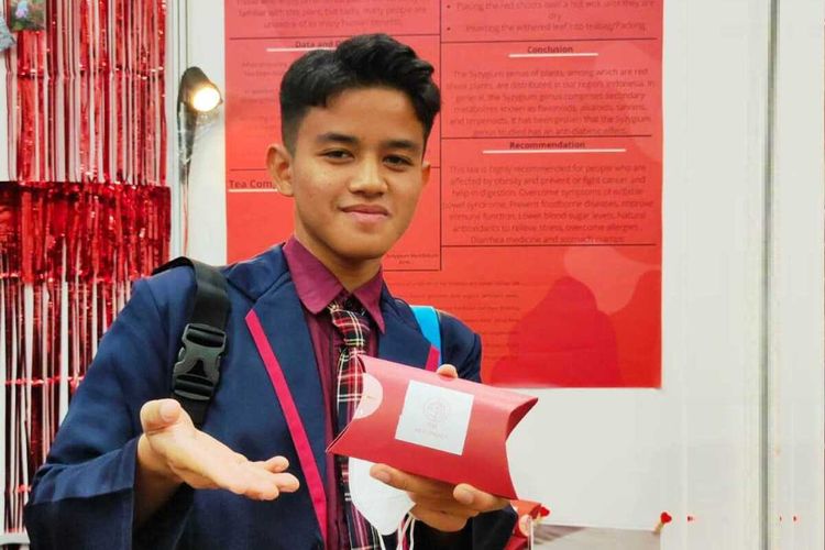 M. Ibrahim Al Hakim (14), siswa SMP Islam Cendekia Cianjur memerlihatkan produk teh herbal dari pohon Pucuk Merah yang merah medali emas di ajang WICE 2022 Malaysia.