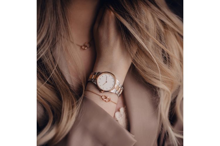 Ilustrasi mengenakan jam tangan wanita 