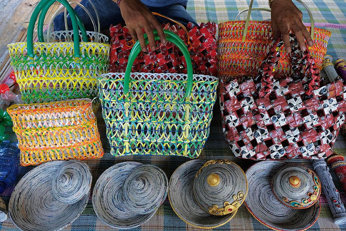 Foto dirilis Kamis (21/11/2019), memperlihatkan perajin mengumpulkan hasil kreativitas berupa tas berbahan sampah plastik di Denpasar. Beragam upaya penyelamatan lingkungan Bali dari ancaman sampah plastik terus digulirkan, seperti pengurangan penggunaan kantong plastik, gerakan penggunaan tumbler, hingga mendorong pelaku UMKM untuk memanfaatkan sampah plastik menjadi produk bernilai ekonomis.