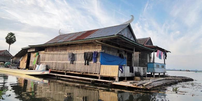 Rumah terapung di Desa Sallotengnga, di Danau Tempe, Kecamatan Sabbangparu, Wajo, Sulawesi Selatan, Sabtu (14/6/2014).