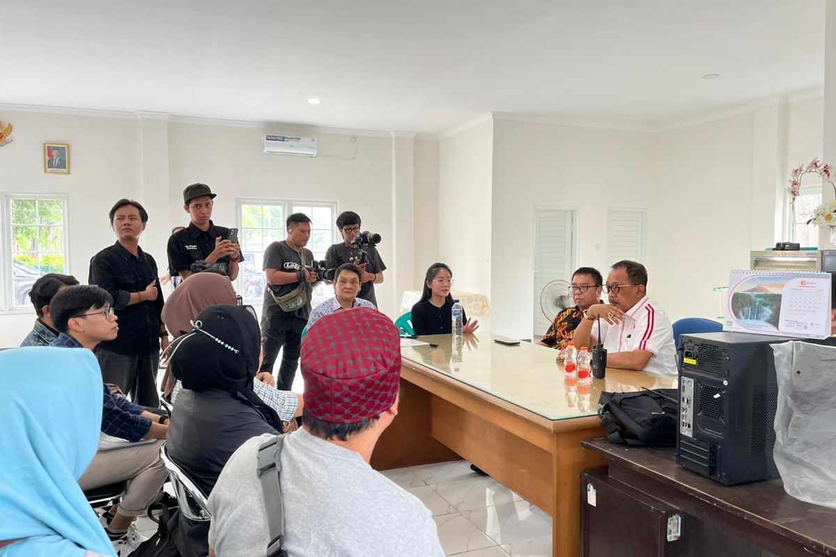 Wakil Walikota Surabaya, Armuji saat menggelar mediasi antara korban dengan mantan manajer PT KCKS, Vanessa Valerienne terkait dugaan penipuan investasi dan scam online di Kamboja, pada KAmis (15/1/2026).