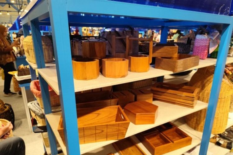 BRI berkomitmen untuk mendorong semakin banyak UMKM binaan yang naik kelas dan berhasil menjangkau pasar internasional, termasuk perajin limbah kayu, Abe Kreasi. 