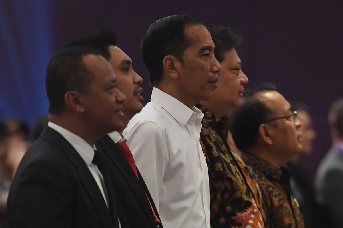 Presiden Joko Widodo (tengah) menghadiri acara pelantikan Badan Pengurus Pusat Himpunan Pengusaha Muda Indonesia (BPP HIPMI) periode 2019-2022 di Jakarta, Rabu (15/1/2020). Pelantikan BPP HIPMI periode 2019-2022 mengusung tema peningkatan kualitas SDM pengusaha muda indonesia dalam menyambut era bonus demografi. ANTARA FOTO/Akbar Nugroho Gumay/hp.