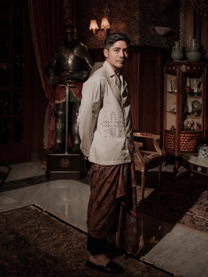 Tinggal di rumah kolonial berusia 100 tahun membuat Reza Andriyanto menjalani hidup lebih pelan, tenang, dan minim screen time.