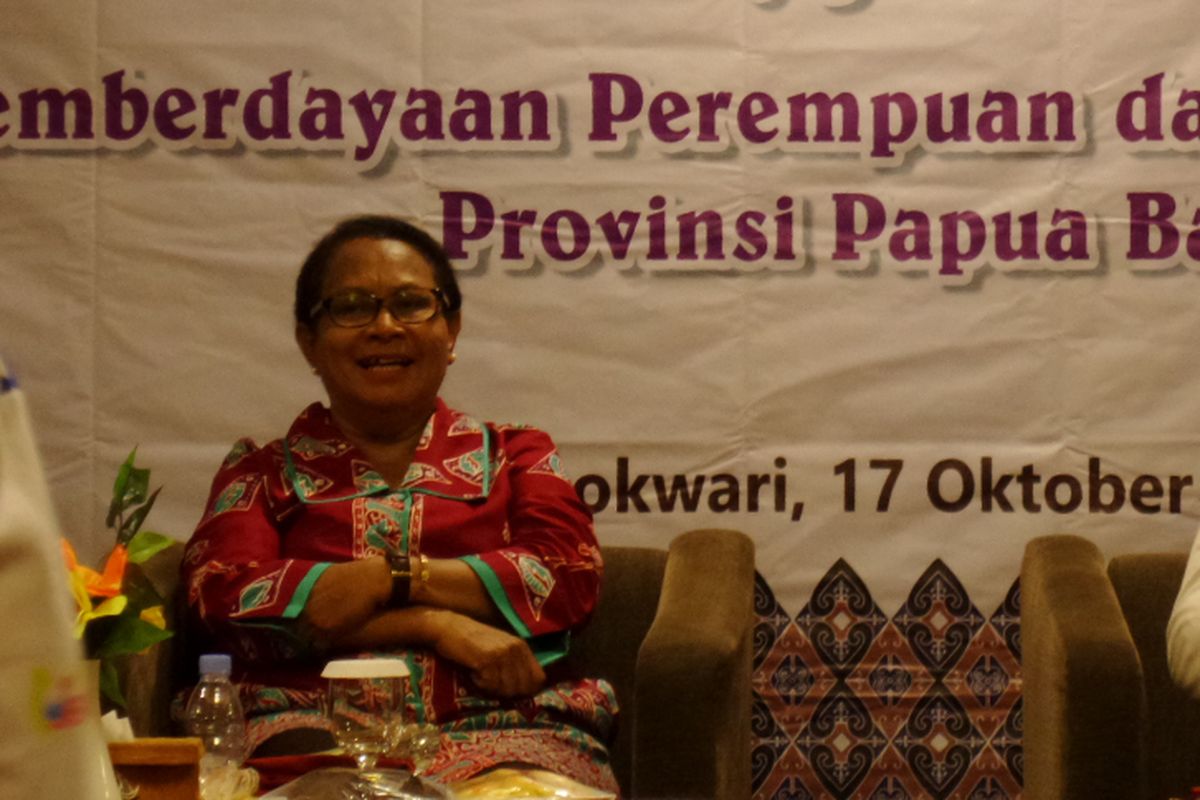 Menteri PPPA Yohana Yembise saat menghadiri sosialisasi pencegahan kekerasan dalam rumah tangga di Swissbel Hotel, Manokwari, Papua Barat, Rabu (17/10/2018).