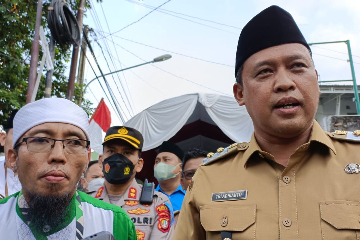 Pelaksana Tugas (Plt) Wali Kota Tri Adhianto (kanan) didampingi oleh Amir atau Pemimpin dari ormas Khilafatul Muslimin Bekasi Raya Abu Salma dalam acara deklarasi Khilafatul Muslimim setia kepada Pancasila dan NKRI di Pekayon Jaya, Bekasi Selatan, Kota Bekasi. Selain Plt Wali Kota, pembacaan deklarasi tersebut juga disaksikan langsung oleh aparat keamanan dan beberapa unsur terkait lainnya.