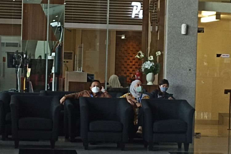Kepala Kantor Badan Pertanahan Jakarta Timur (BPN Jaktim) Sudarman Harjasaputra mendatangi gedung Merah Putih Komisi Pemberantasan Korupsi (KPK) bersama istrinya, VP, Selasa (21/3/2023).