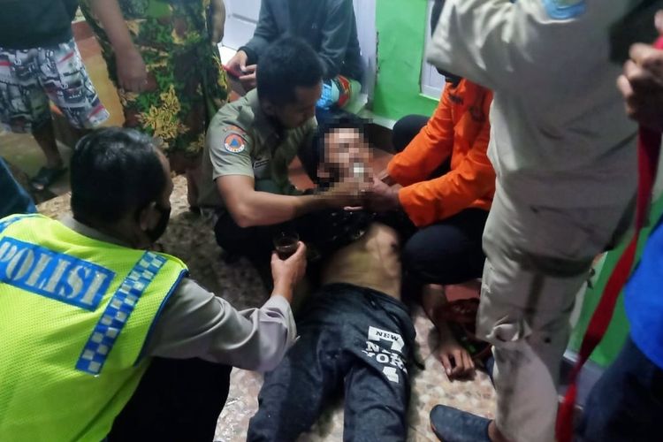 Seorang pemuda berinsial WD (27) mencoba bunuh diri dengan cara memanjat tower seluler setinggi 70 meter di Purbalingga, Jawa Tengah, Minggu (20/12/2021).