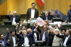 Anggota Parlemen Iran Bakar Bendera AS